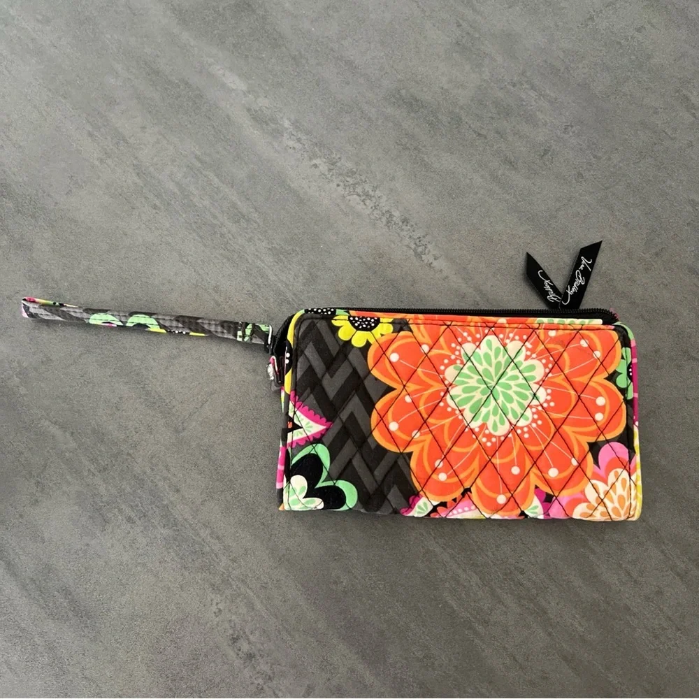 Vera Bradley‎ Ziggy Zinnia Retired Pattern Quilted Clutch Wallet Wristlet Strap